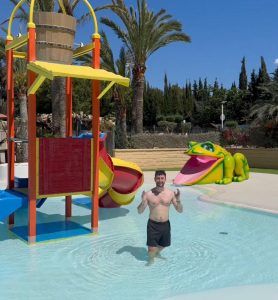 Camping Benisol con toboganes en la piscina - Descubriendo Viajes