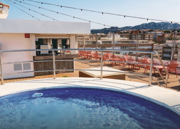 Jacuzzi del rooftop solo para adultos del Hotel Htop Amatista, con vistas a Lloret de Mar
