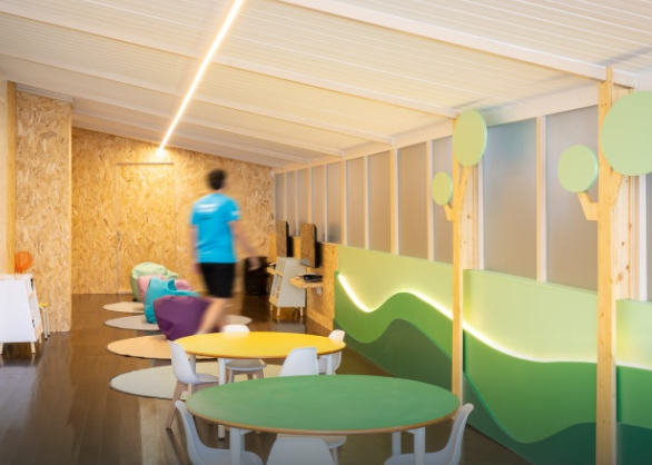 Club infantil del Hotel Htop Amatista con mesas de colores y zona de juegos