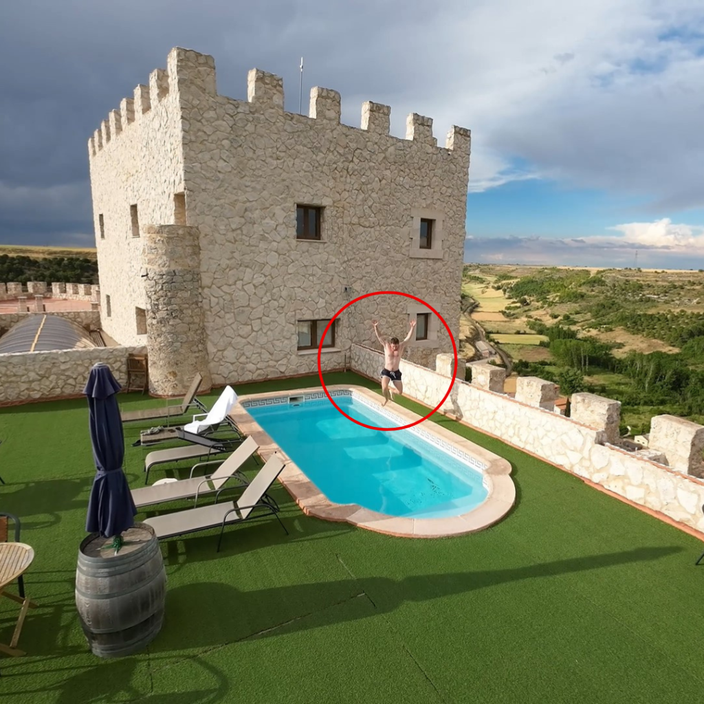 Piscina en la torre del Castillo de Curiel al atardecer