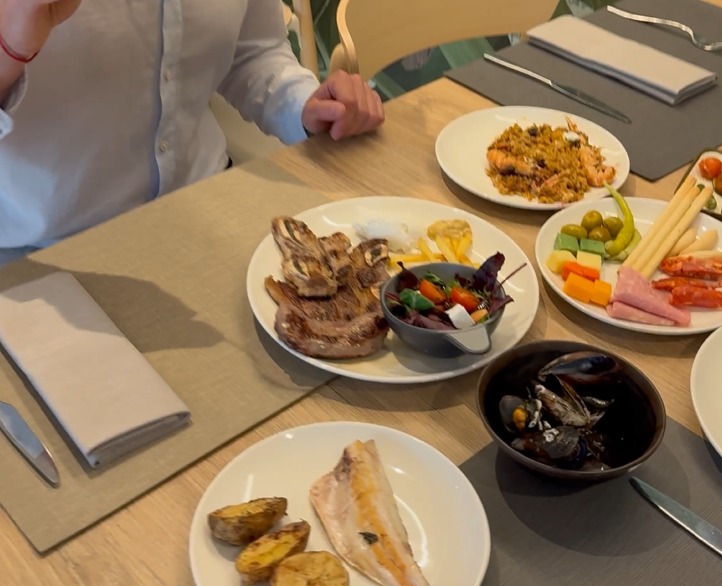 Comiendo en el buffet L´Azure