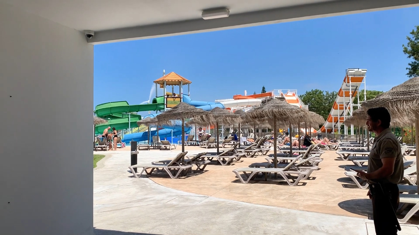 Area de Piscina con Toboganes Hotel Alegría Costa Ballena - Descubriendo Viajes
