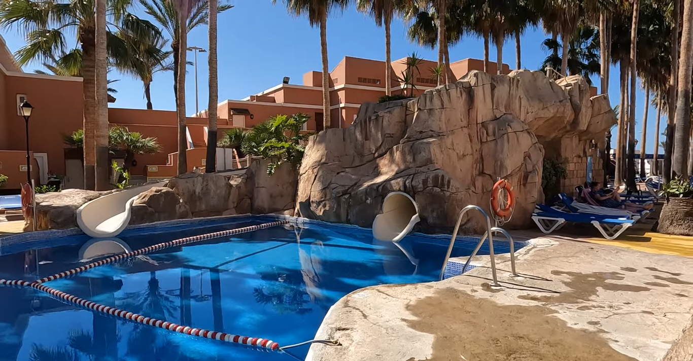 Toboganes sobre la roca artificial del Playacapricho en Roquetas de Mar