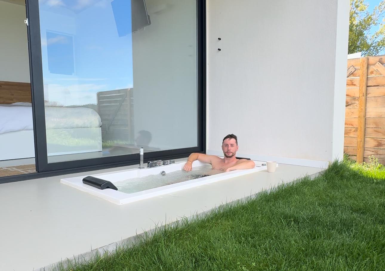 Salon con cocina de la suite de Estrellas de Gredos