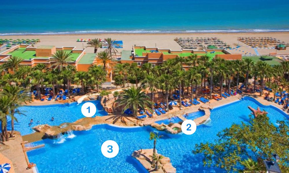 Piscina con toboganes Playacapricho