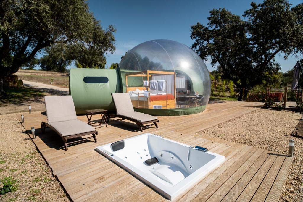 Interior de una burbuja de El Toril Glamping
