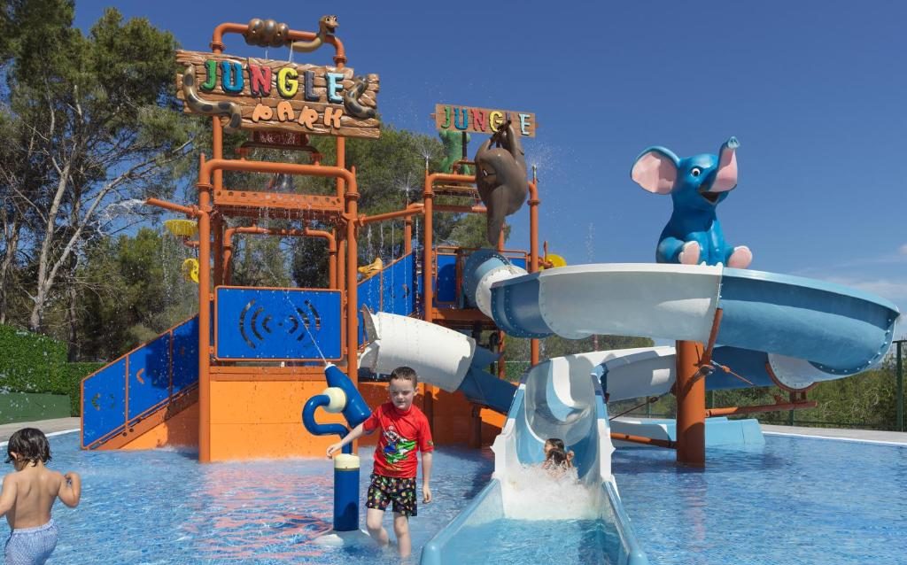 Barco pirata y toboganes H10