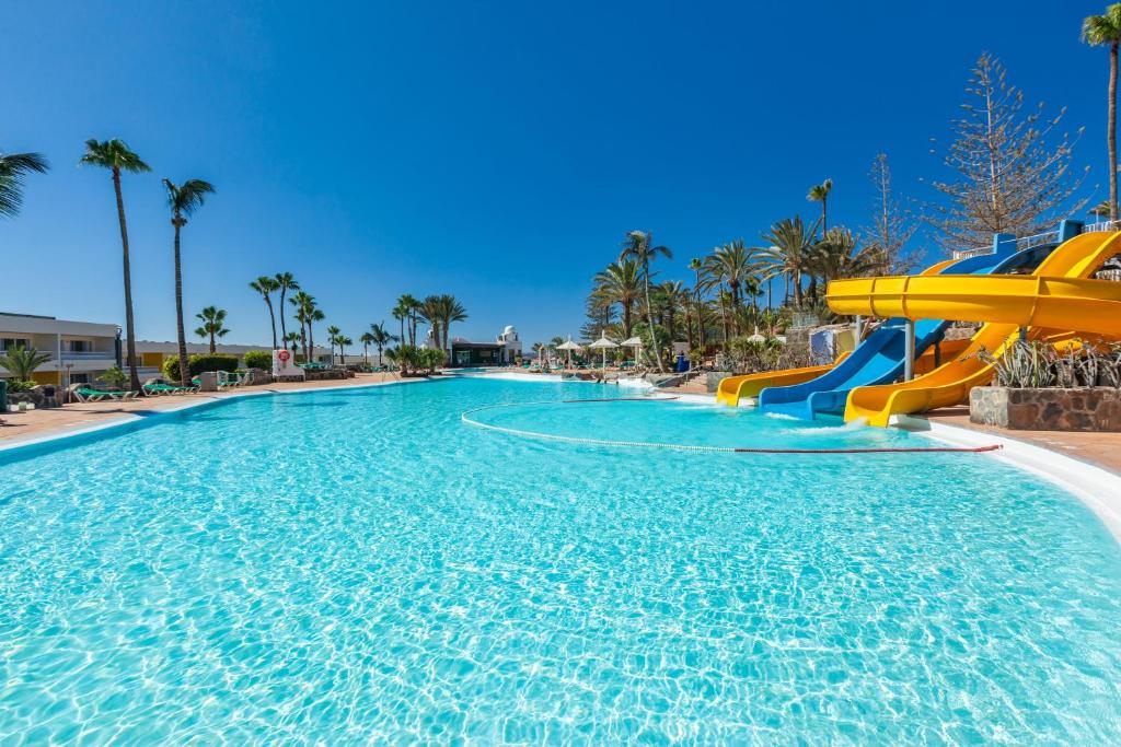 Piscina con toboganes del Abora Interclub Atlantic