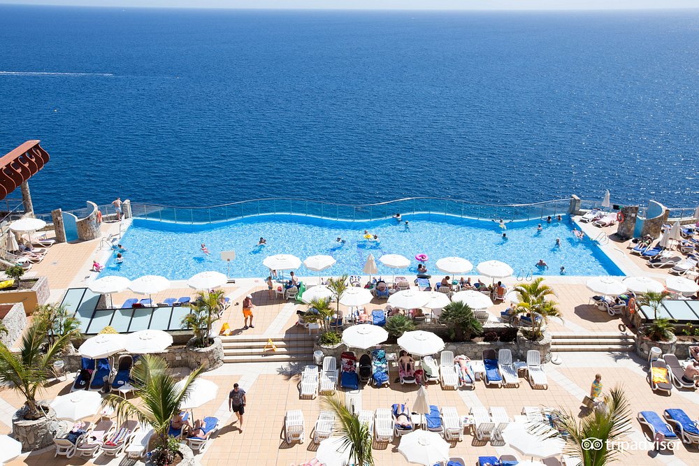 Piscina infinita sobre el mar del Gloria Palace Amadores