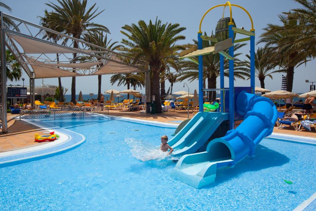 Toboganes de la piscina infantil del Grupotel Orquídea