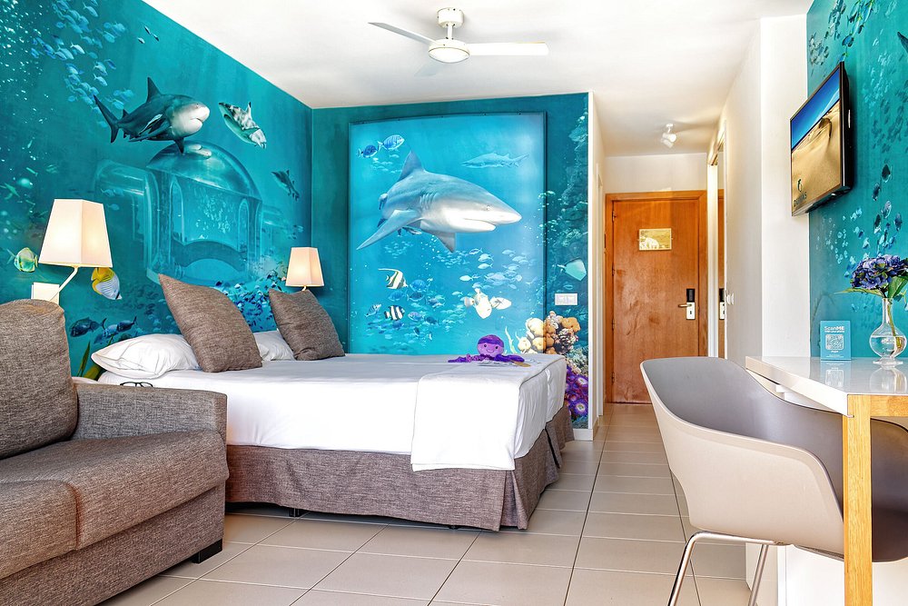 Habitación con un mural de tiburones del Hotel Mirador Maspalomas