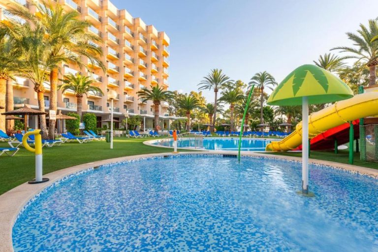 Piscina infantil con toboganes de un hotel de Denia