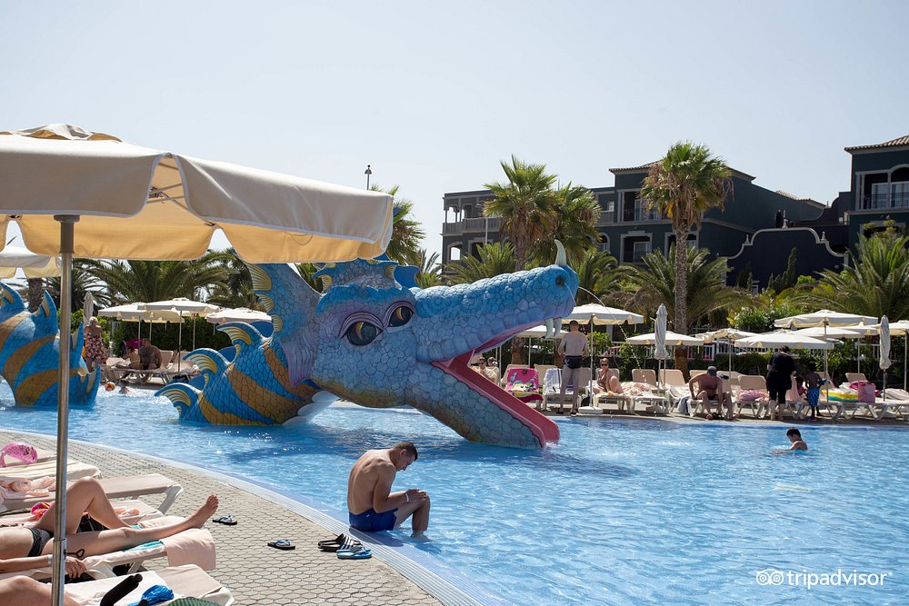 Piscina con un dragón del Riu Gran Canaria