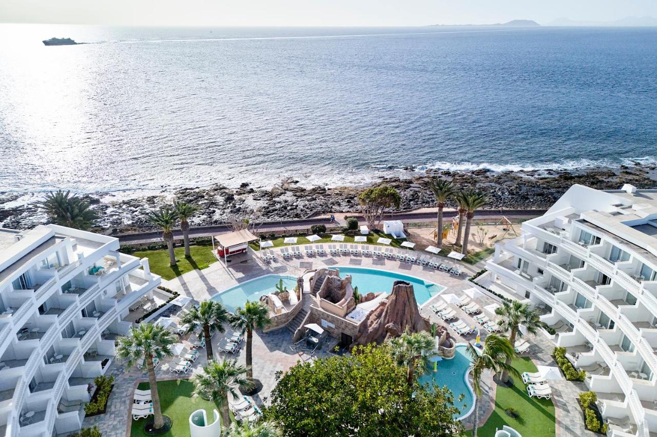 Vista del Iberostar Selection Lanzarote Park y su zona de toboganes junto al mar