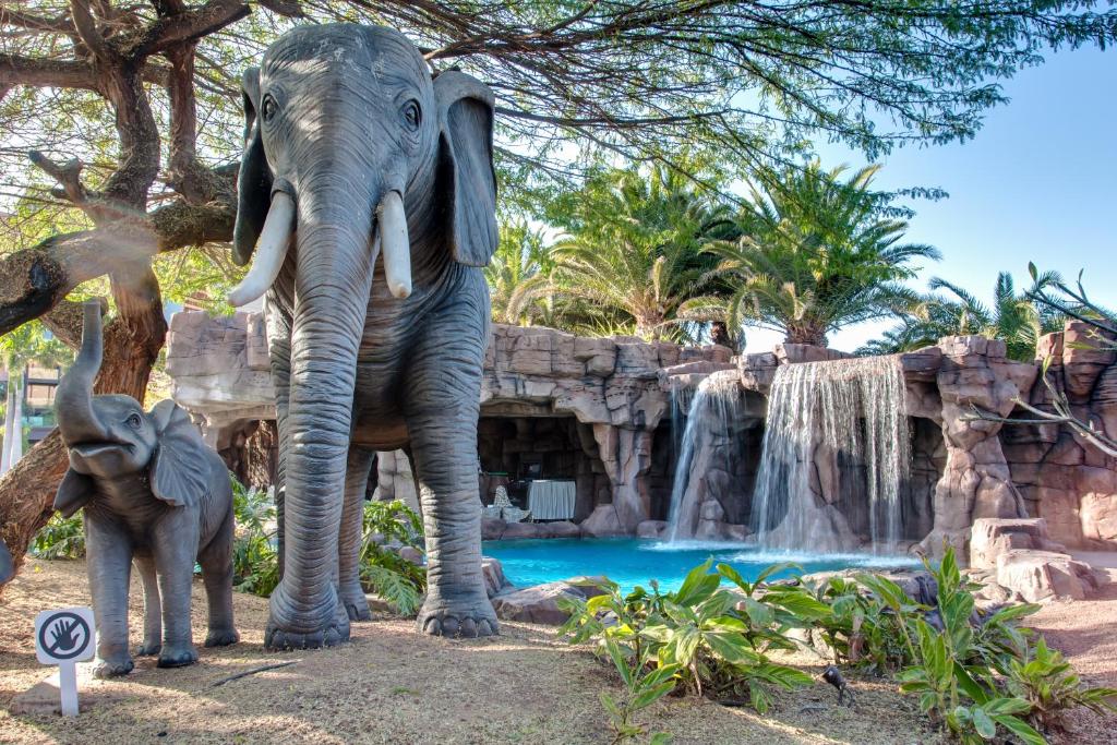 Elefantes y cascada en los jardines del Lopesan Baobab Resort
