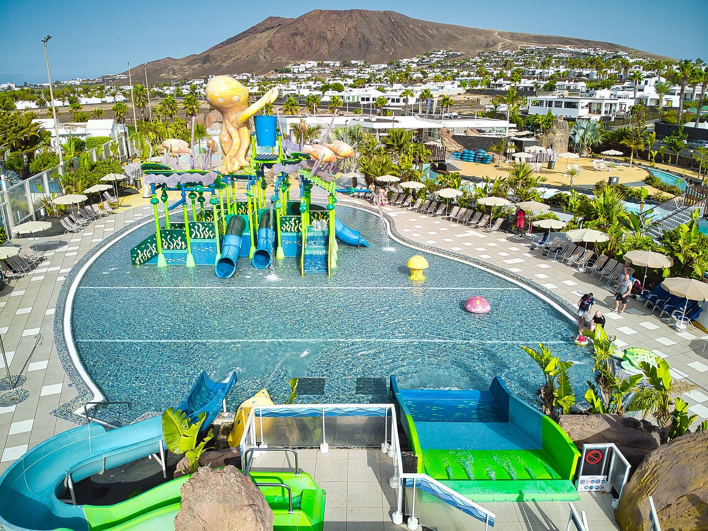 Parque acuático infantil del Relaxia Lanzasur Club, con un volcán al fondo