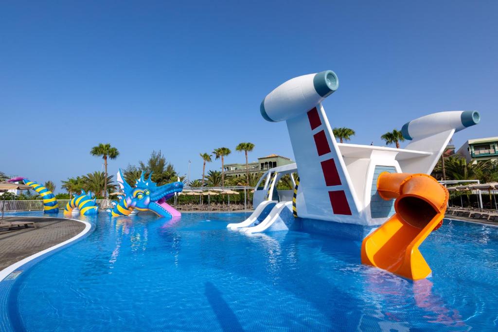 Piscina infantil con una nave espacial y toboganes del Riu Gran Canaria