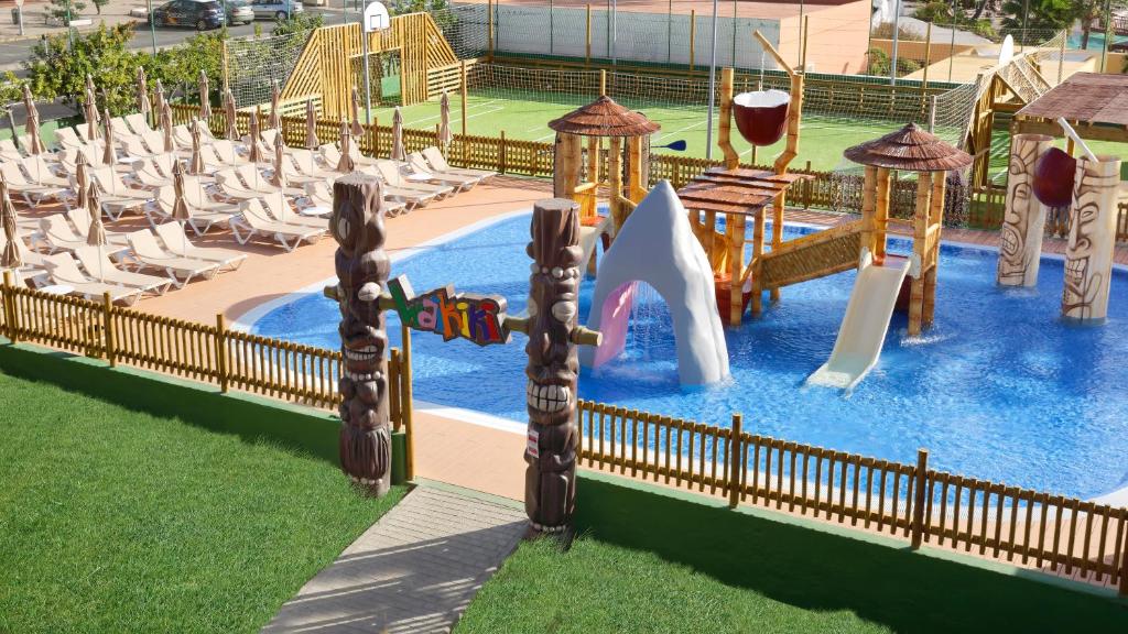 Piscina infantil con toboganes del Servatur Waikiki