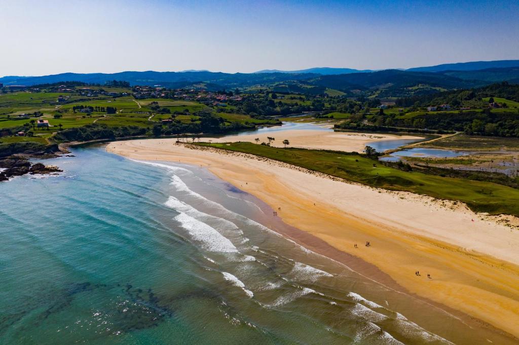 Playa de Oyambre desde el aire