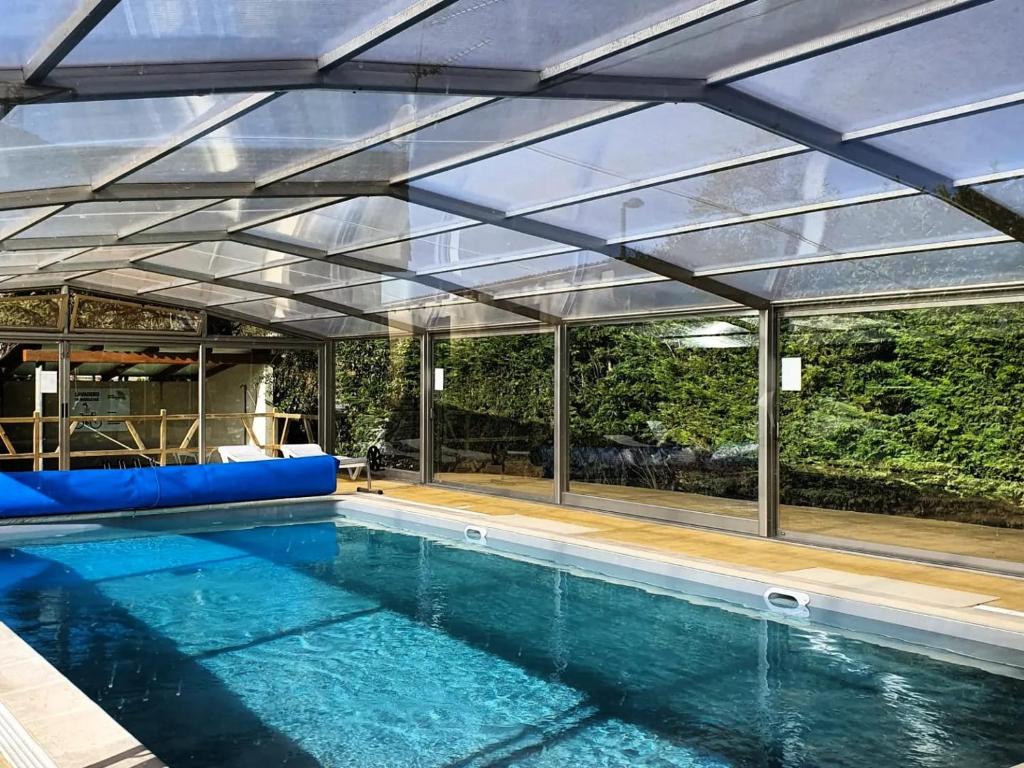 Piscina climatizada cubierta del Camping El Helguero