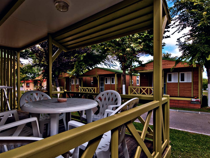 Terraza de un bungalow del Camping Playa la Arena