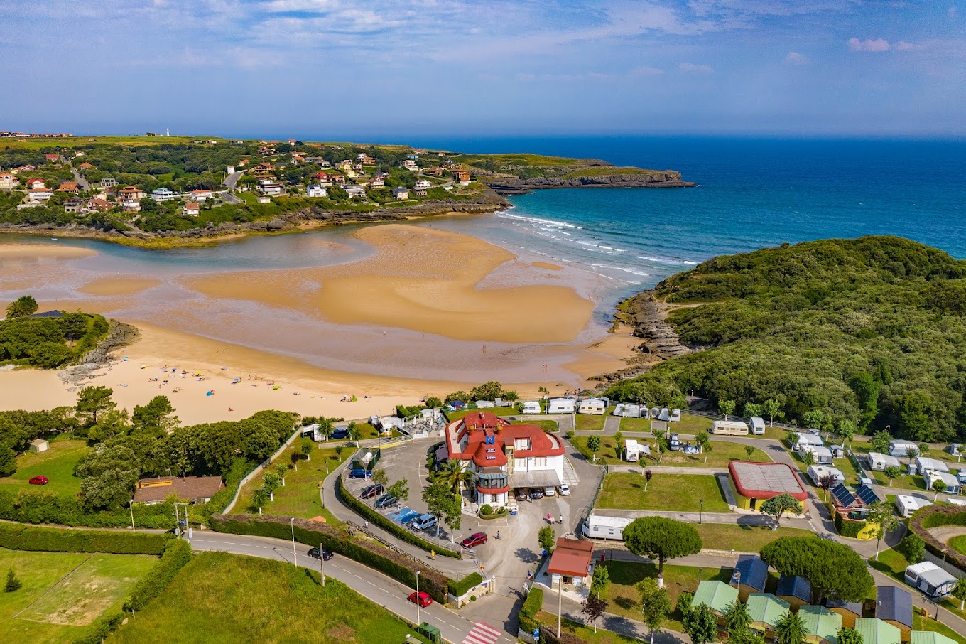 Vista aérea del Camping Playa la Arena y la playa