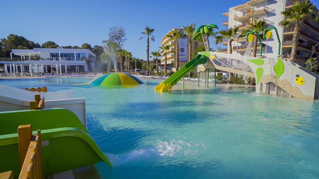 Piscinas y toboganes Alannia Salou