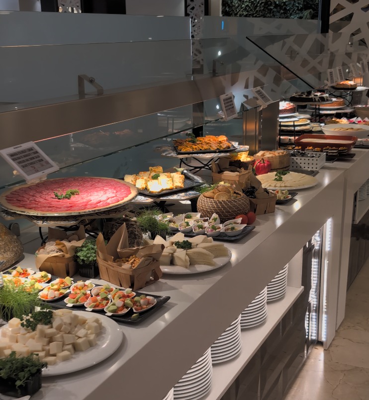 Embutidos, quesos y ensaladas del buffet del Evenia Olympic