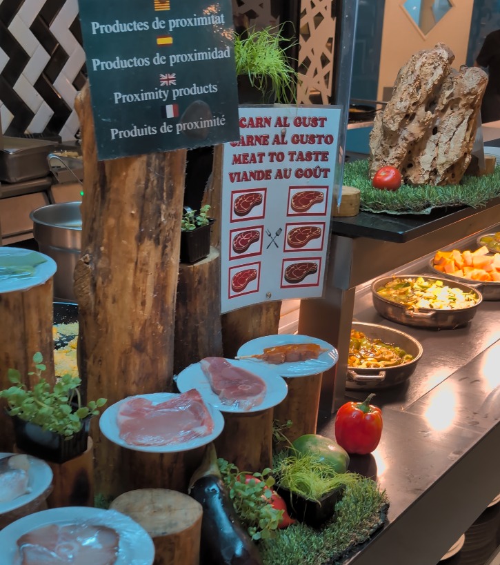 Zona de carne a la plancha al gusto del buffet del Evenia Olympic