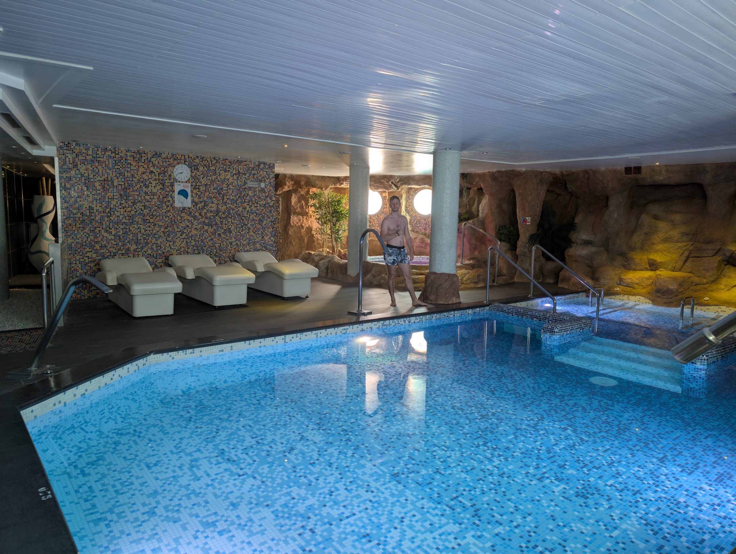 Spa del Evenia Olympic Resort con piscina climatizada y tumbonas térmicas