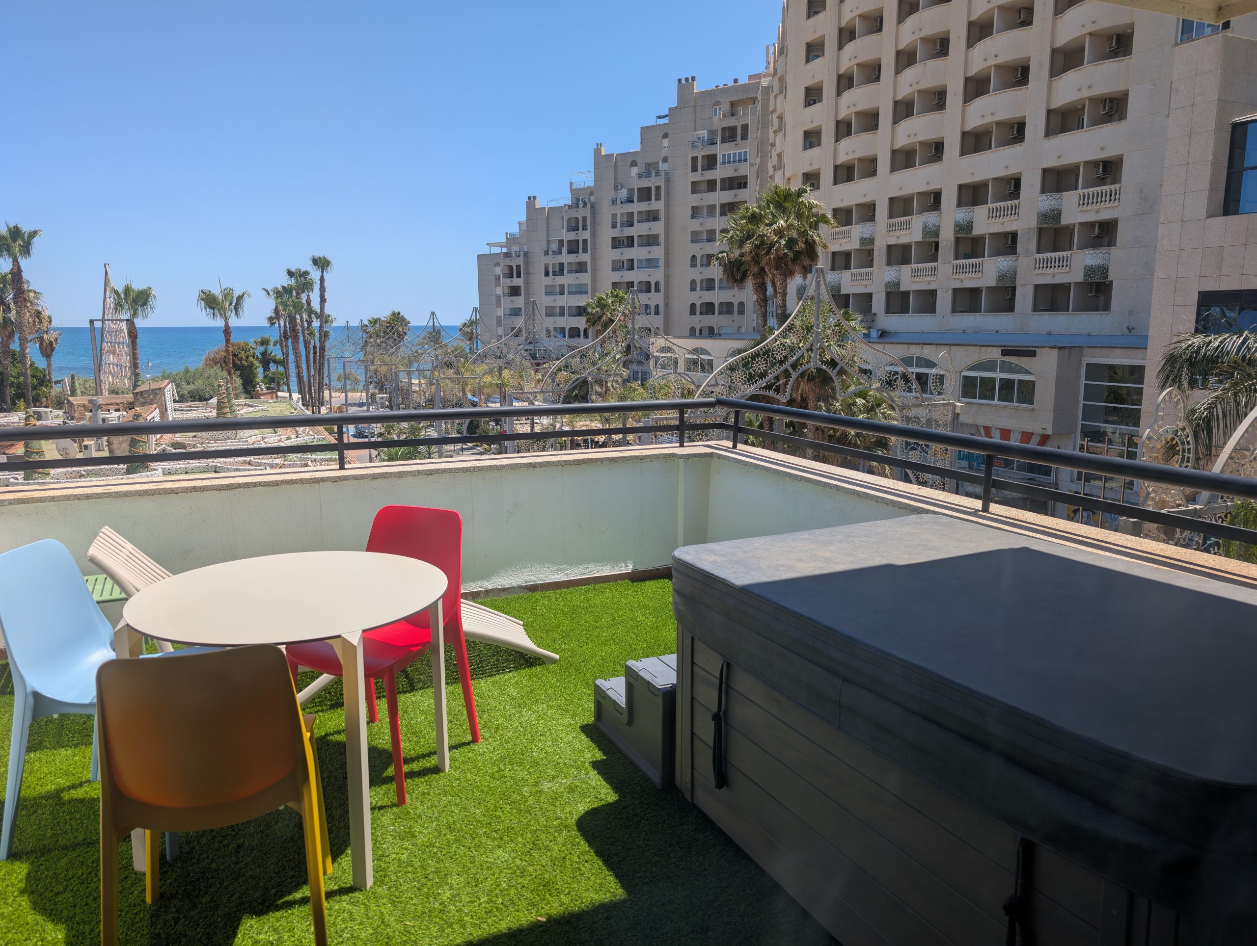 Terraza de una habitación del Hotel Magic Games, en Oropesa del Mar