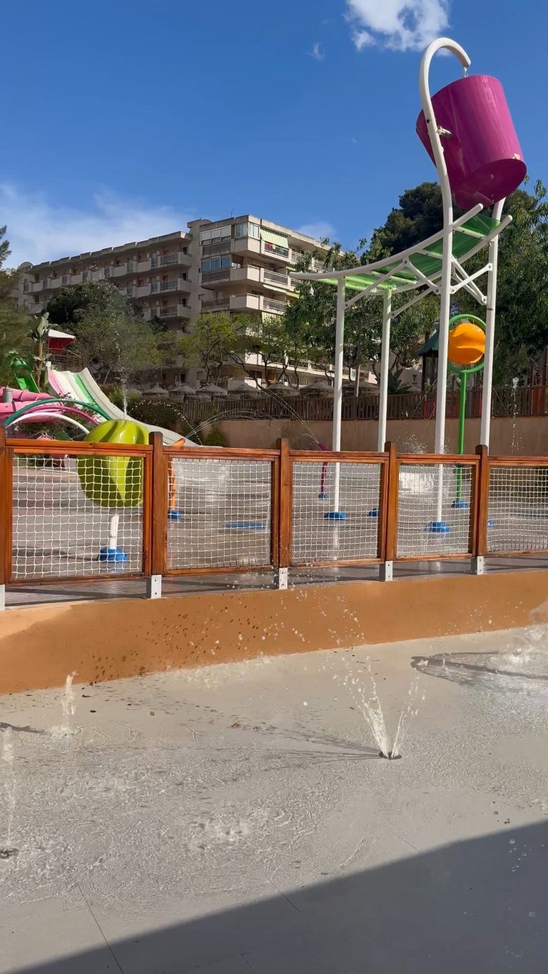 Zona de chapoteo del Hotel Jaime I de Salou junto a las hamacas