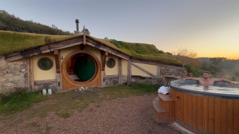 Casita de La Comarca de Veratton al atardecer con el baño nórdico de madera al lado