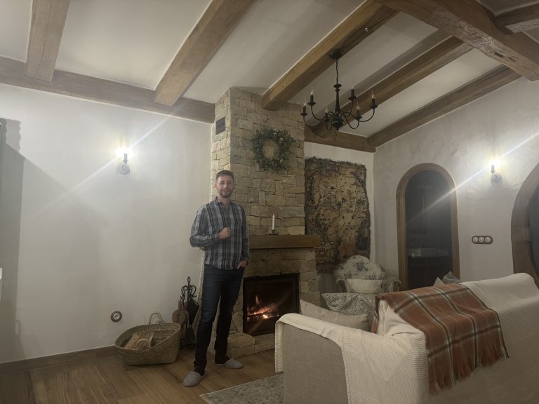 Salón de la Casa Carpintero de La Comarca de Veratton con la chimenea de leña encendida