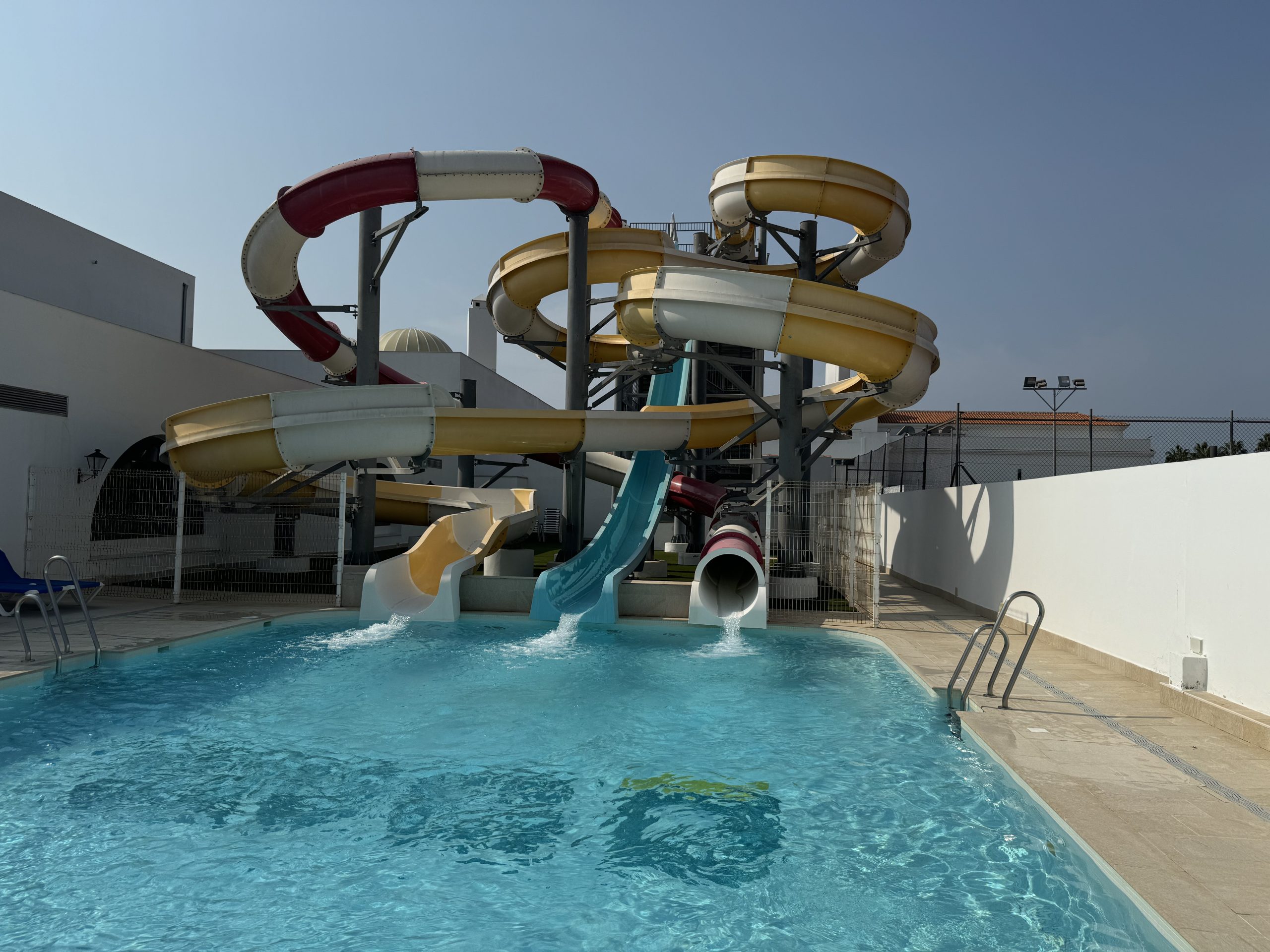 piscina toboganes playaballena - descubriendo viajes