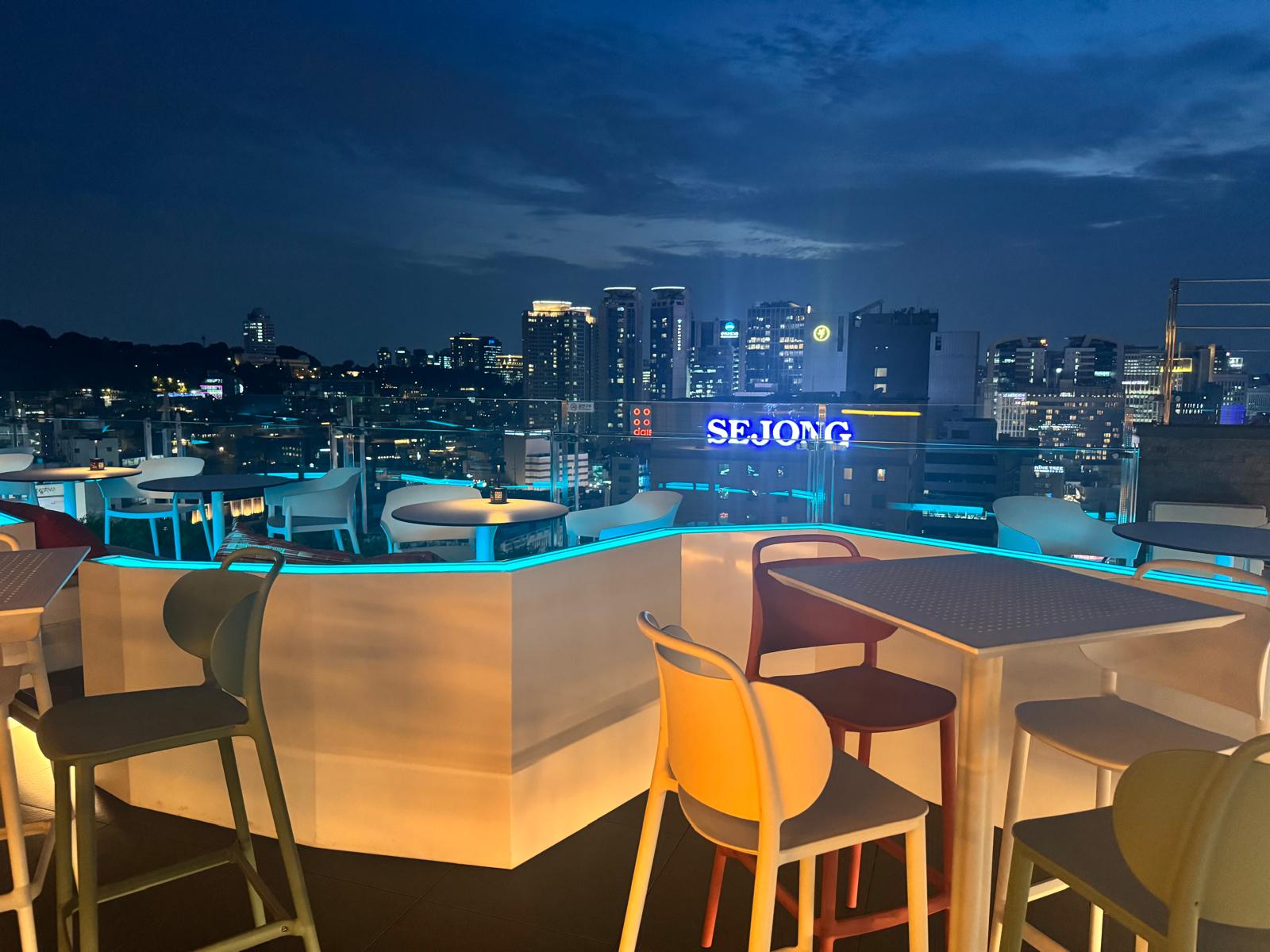 La azotea de la planta 21 del ibis Styles Ambassador, con vistas a Seúl
