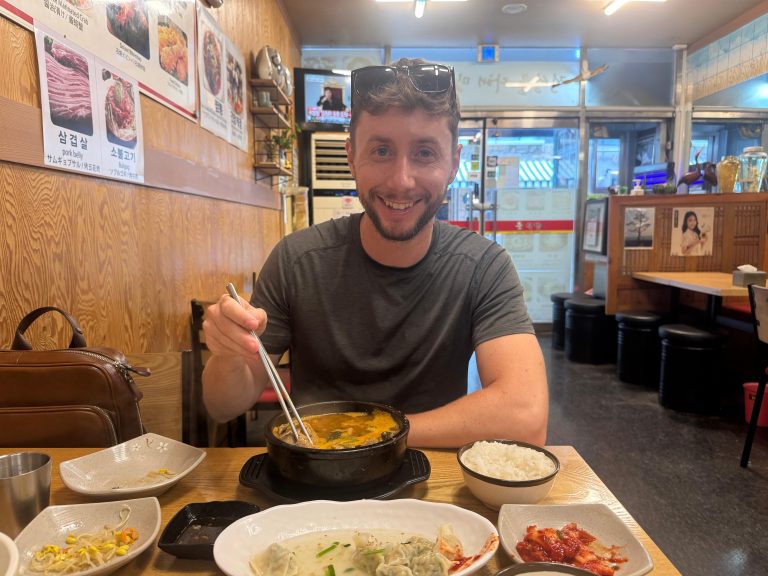 Buen restaurante justo al lado del ibis Styles Ambassador Seoul Myeongdong - descubriendo viajes