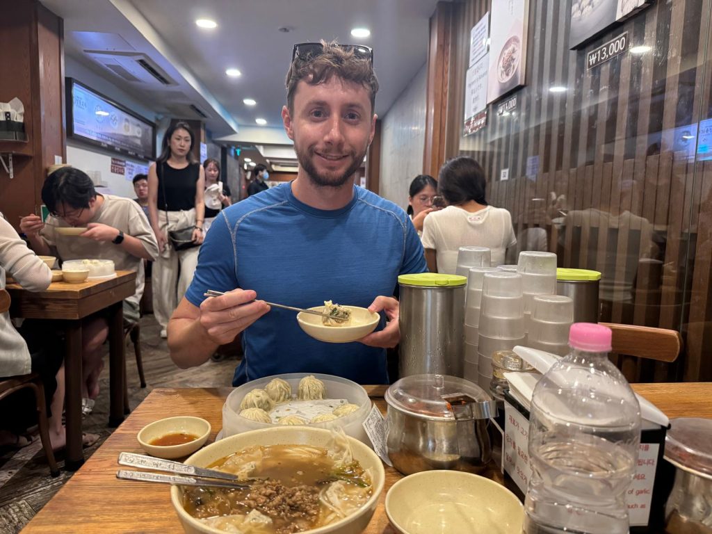 Myeongdong Kyoja - restaurante bueno barato y sale en la guia michilin