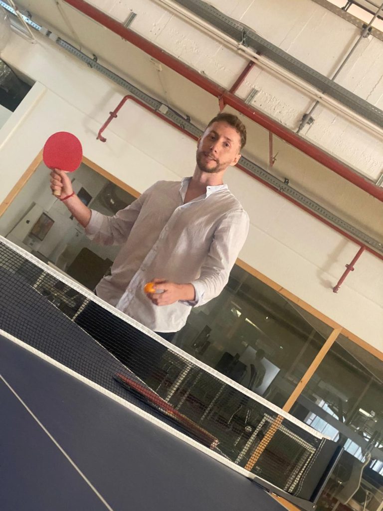 Yo jugando al pin-pong en el coworking jaja