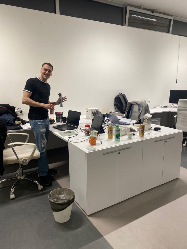 Víctor co-fundador de Descubriendo Viajes a las 22:31 un viernes. Afterwork y a bailar a una discoteca