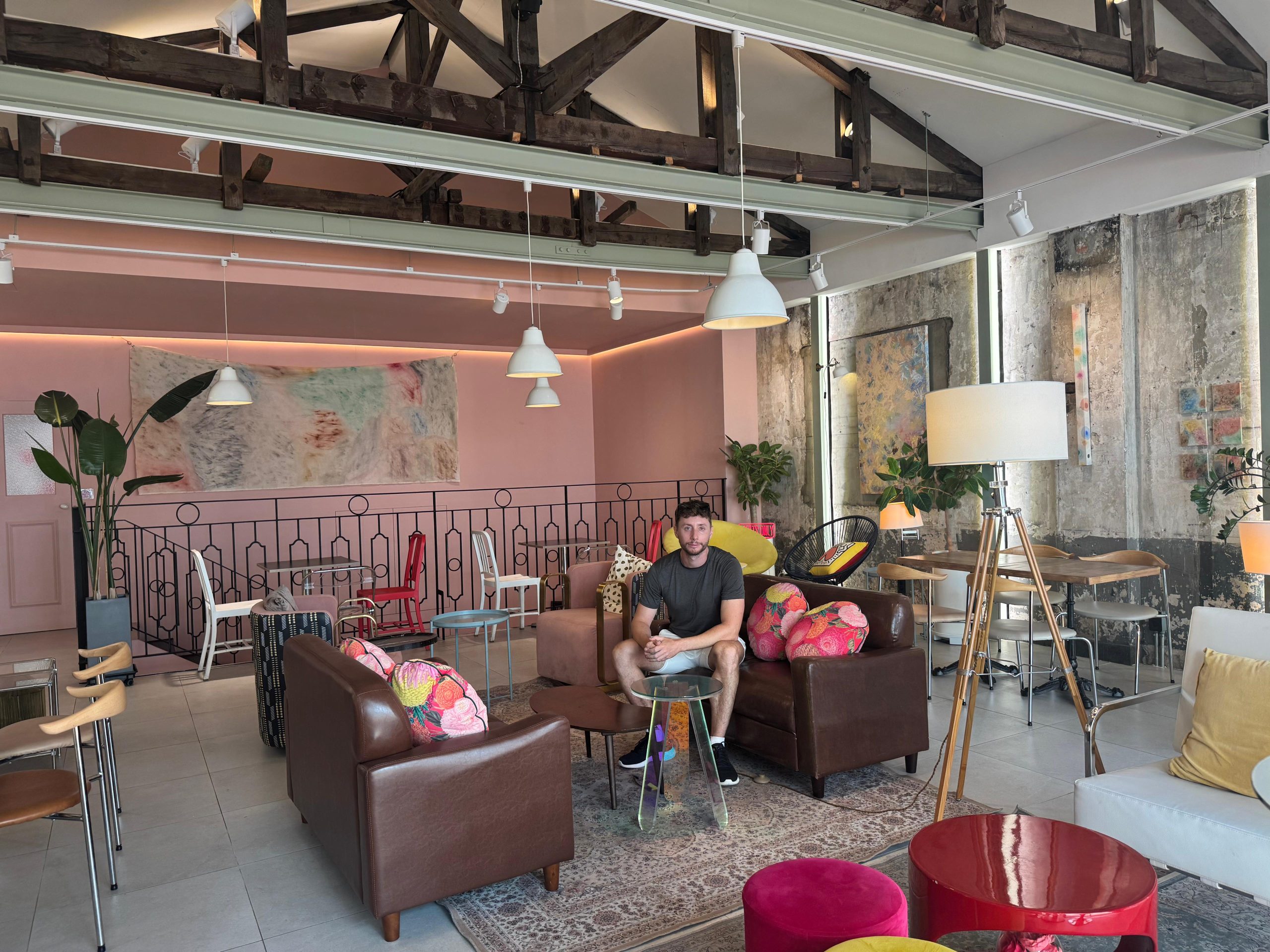 Cafe Les Parisiens, al lado del ibis Styles Ambassador