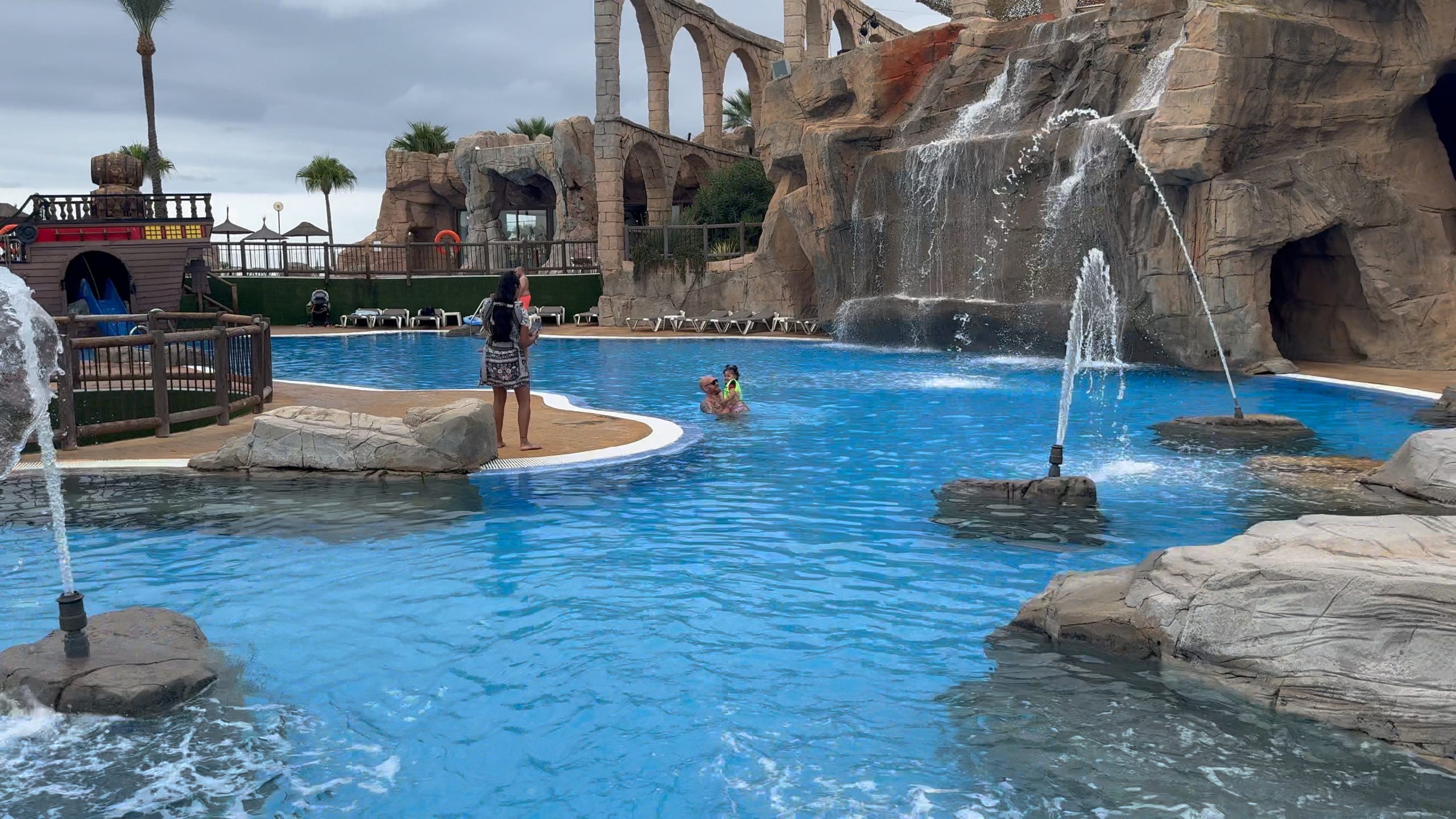 Piscinas 2 Holiday world - descubriendo viajes