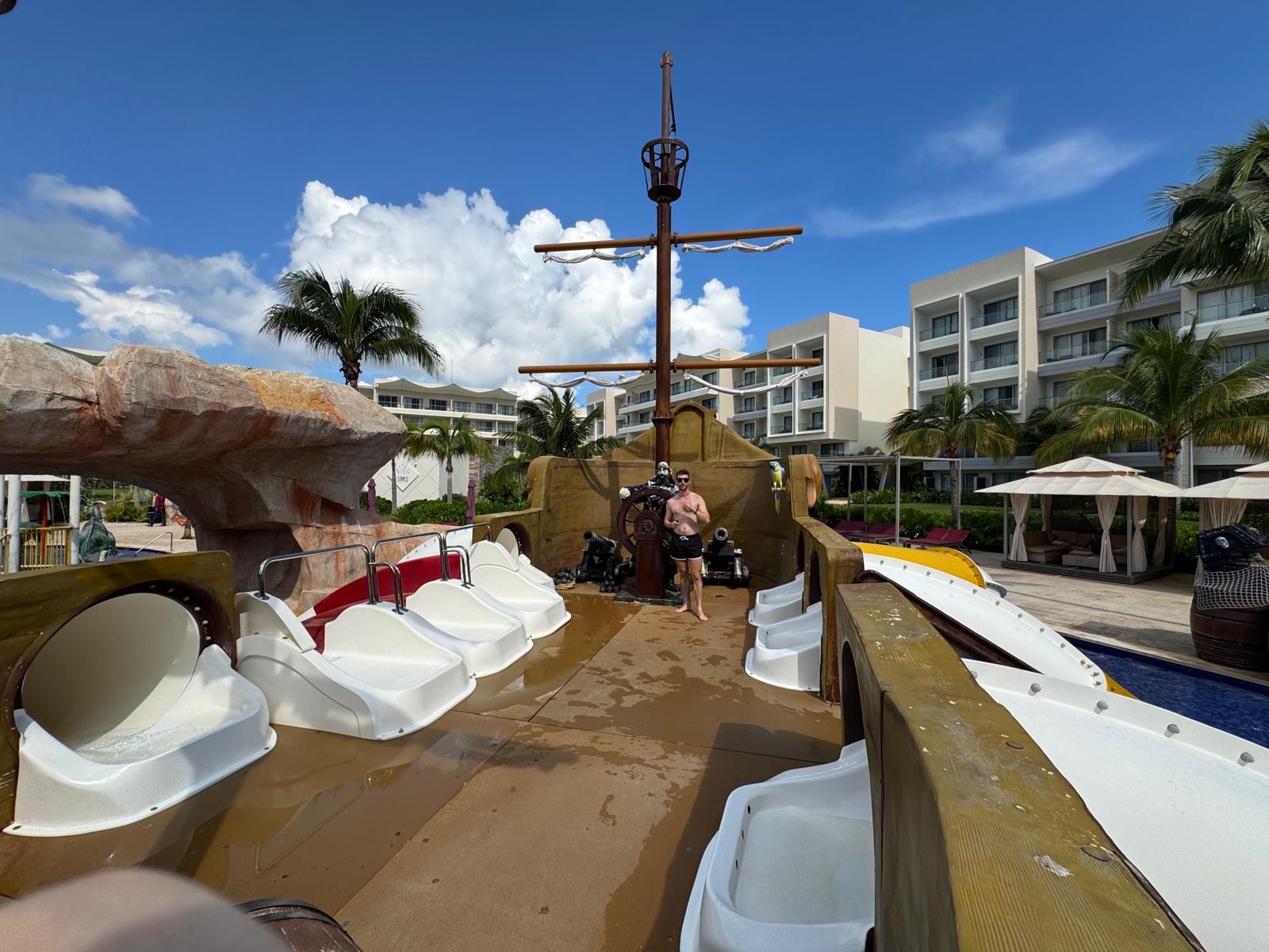 barco pirata del planet hollywood cancun