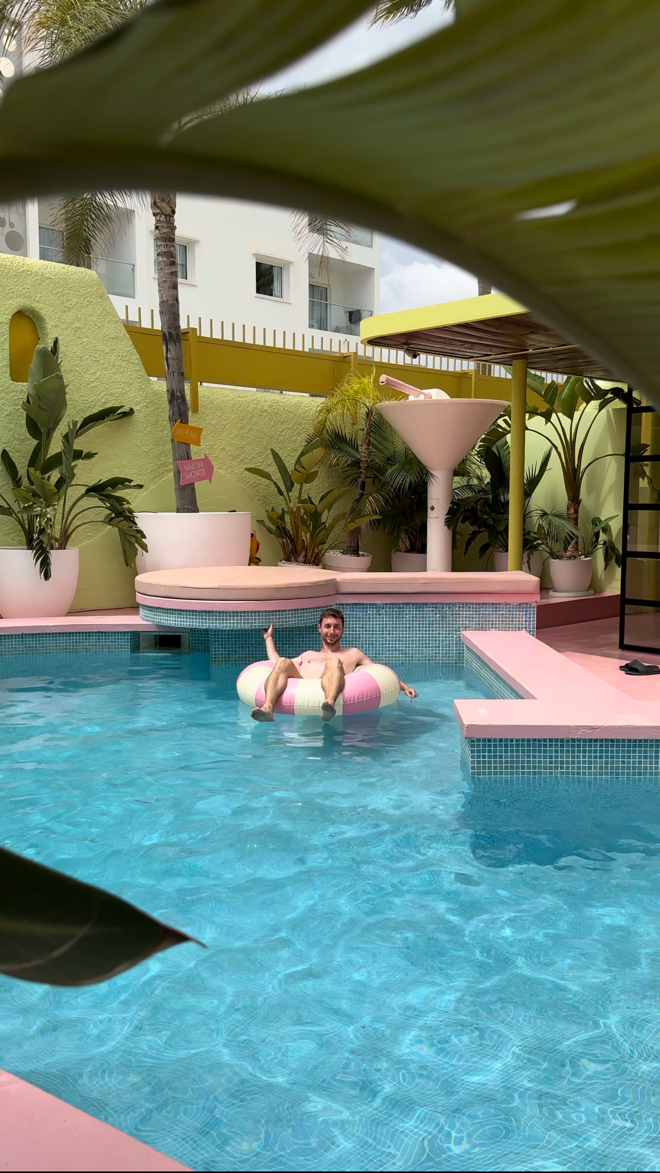 piscina con flotadores para adultos Tropicana Hotel Solo Adultos Ibiza - Descubriendo Viajes (1)