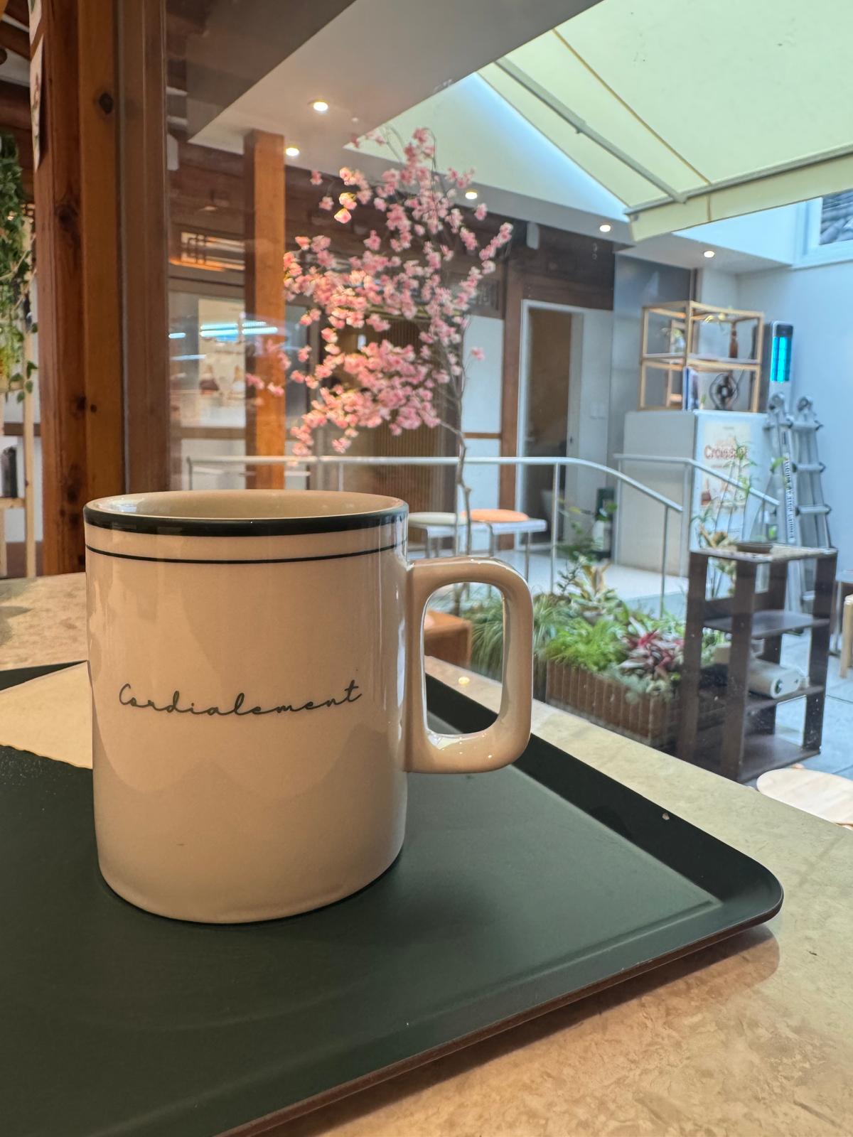 Cafetería con decoración tradicional en la zona de palacios de Seúl