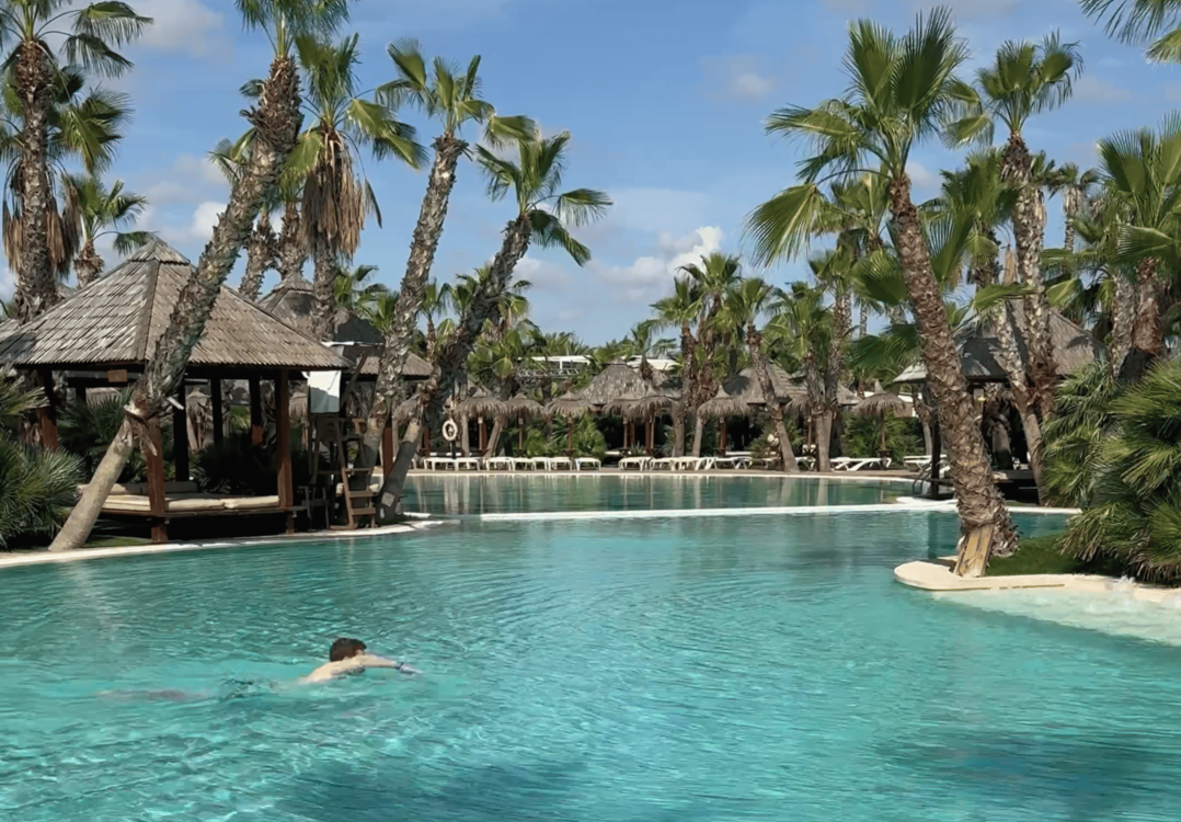 piscina alannia - descubriendo viajes