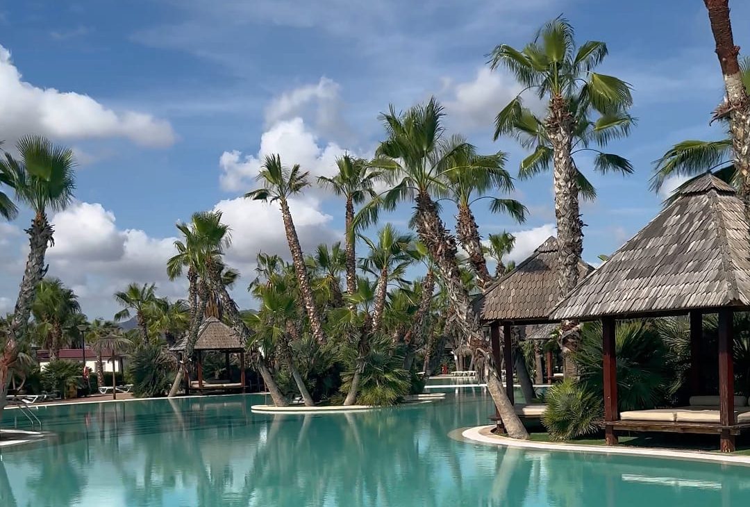 piscina alannia - descubriendo viajes