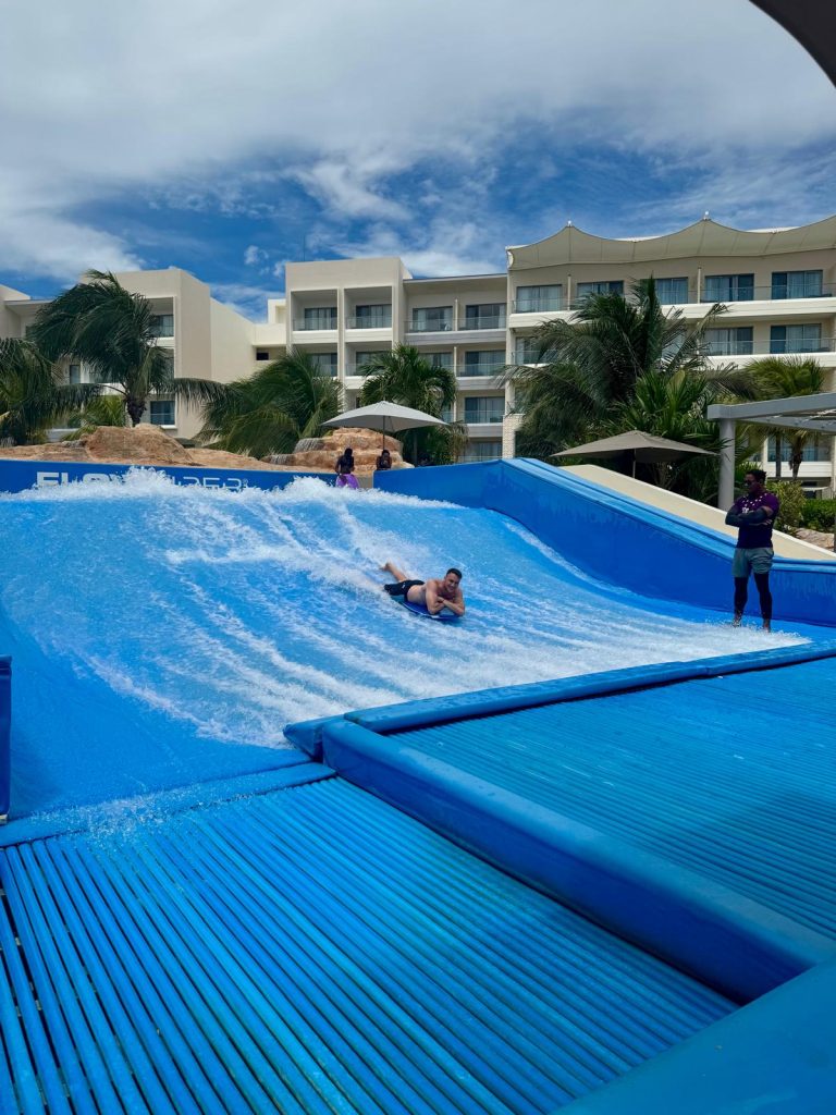 Planet Hollywood - surf pool - Descubriendo Viajes (6)