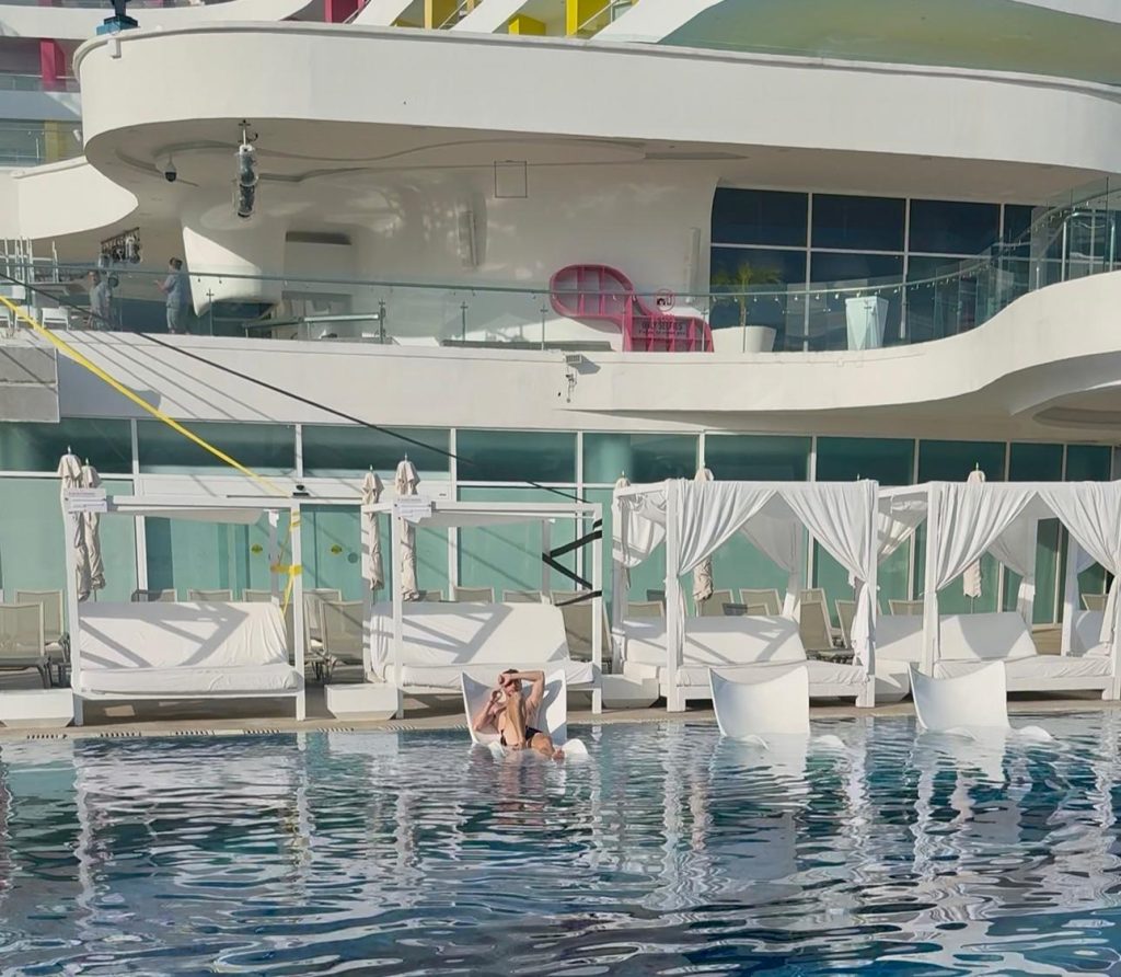 Piscina principal por la mañana muy temprano (si no hay huéspedes, no se pueden hacer fotos)