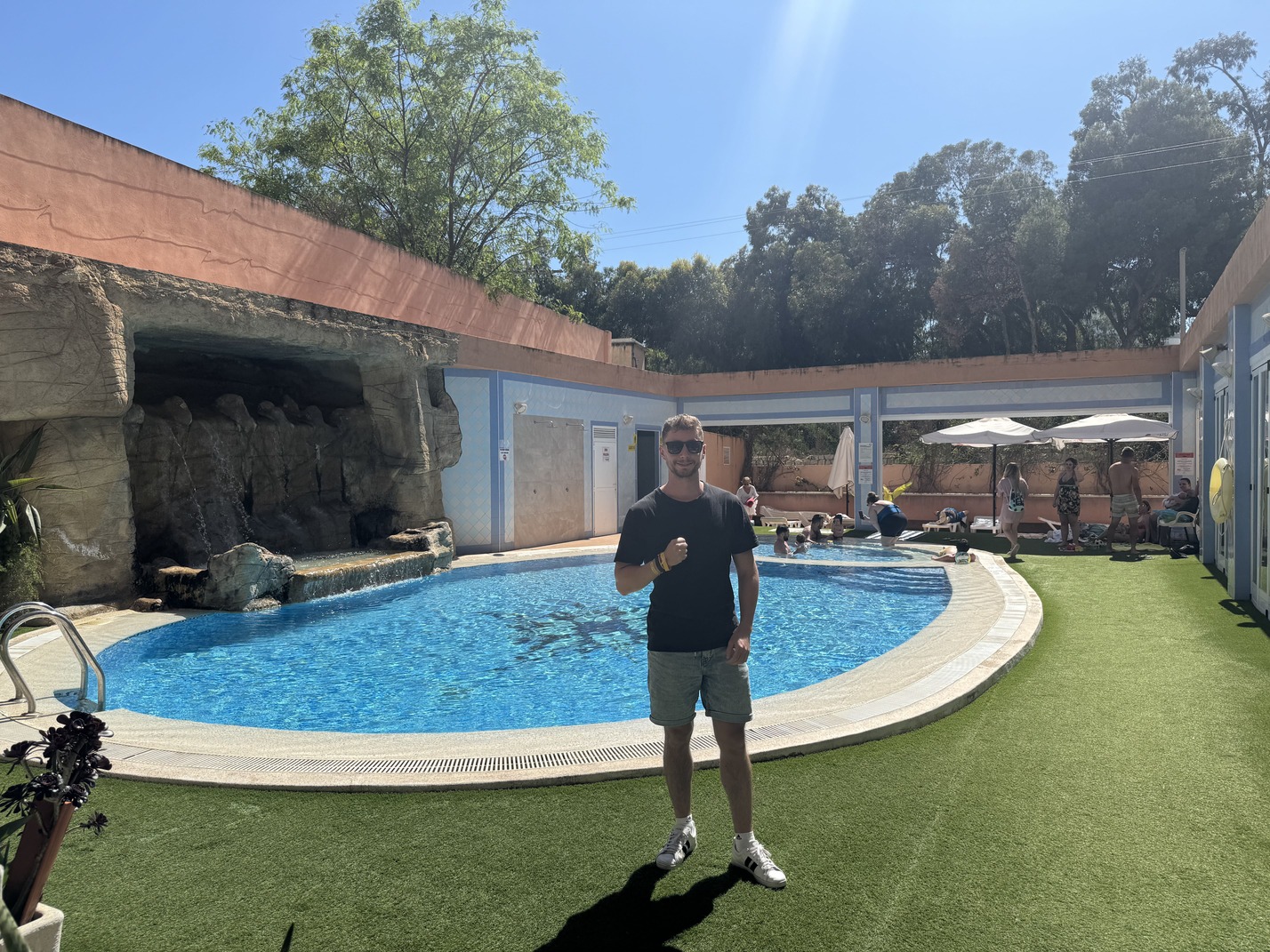 hotel alone - descubriendo viajes